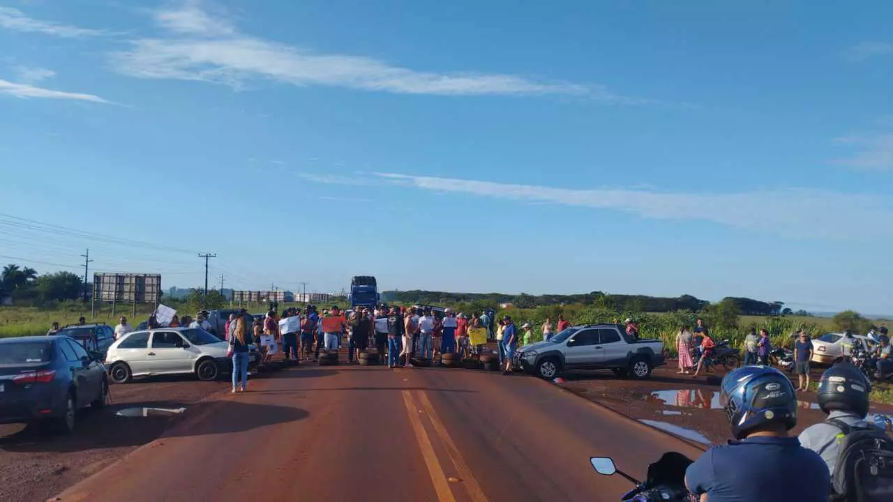Moradores protestam contra falta de segurança e fecham BR-163 em Dourados