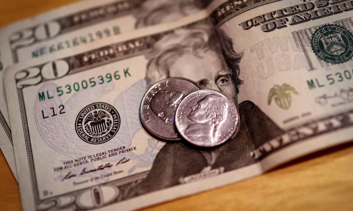 Dólar cai 2,71% e volta para R$ 5,75 com alívio em tarifas e Fed no radar