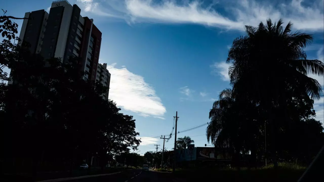 O dia será de altas temperaturas em Mato Grosso do Sul. A previsão desta segunda-feira (5) indica máxima de 33°C nos horários mais quentes, sem previsão de chuvas.