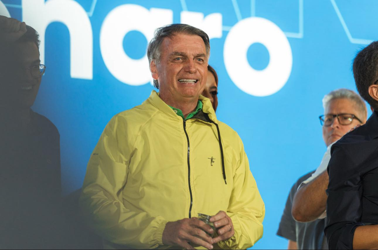 PF cumpre mandados na casa de Jair Bolsonaro, que usará tornozeleira