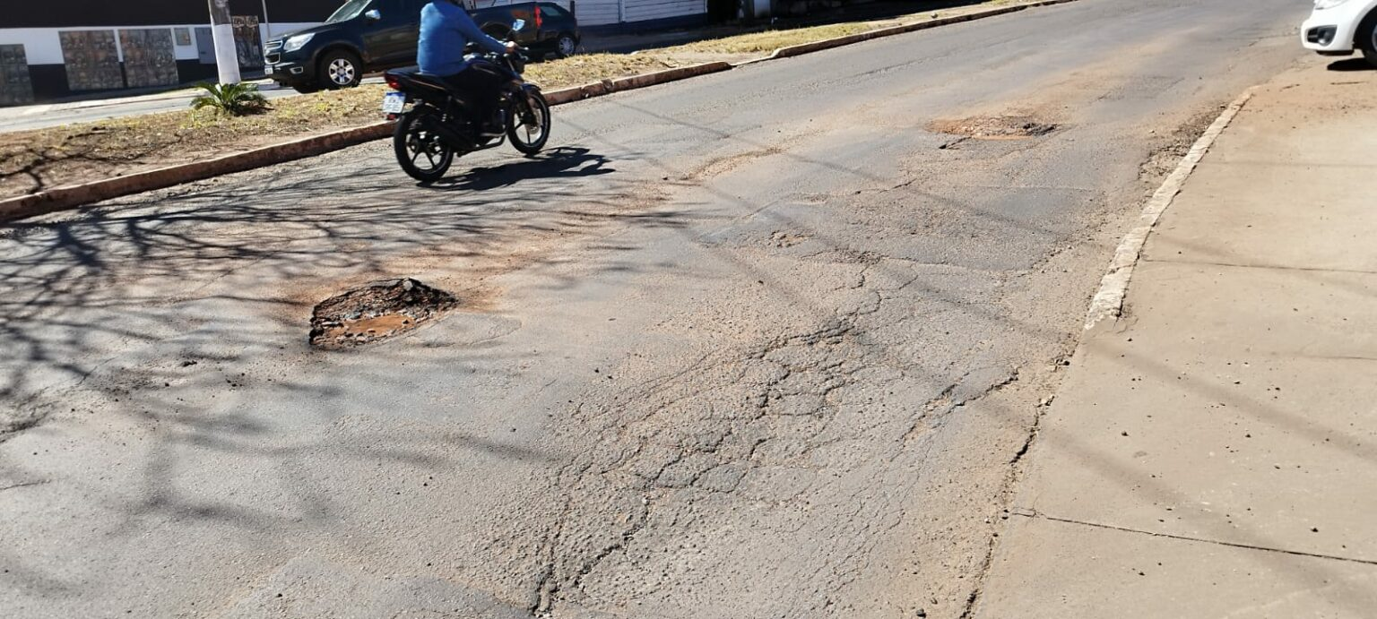 Após reajuste no próprio salário, Adriane dá calote e empresas suspendem tapa-buracos