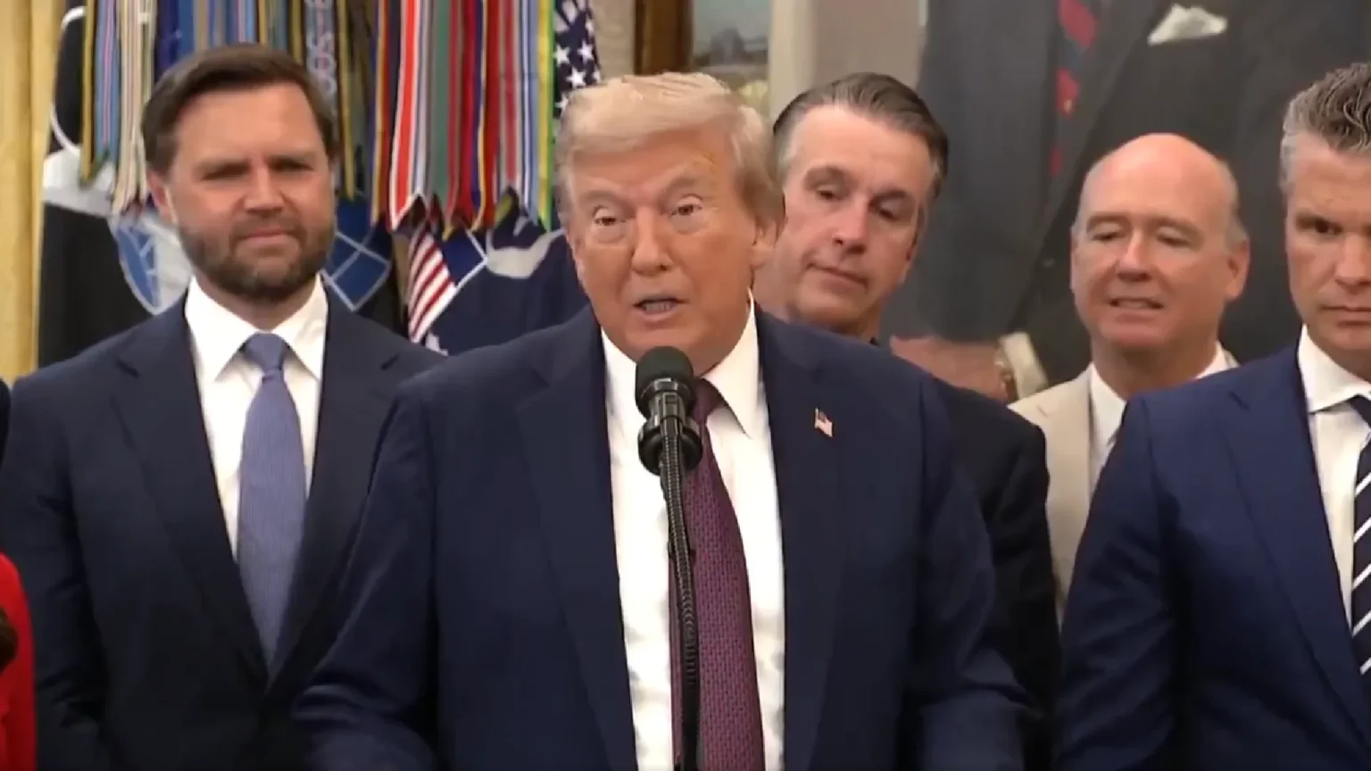 Trump diz que vai impor tarifa de 25% sobre todos os caminhões pesados