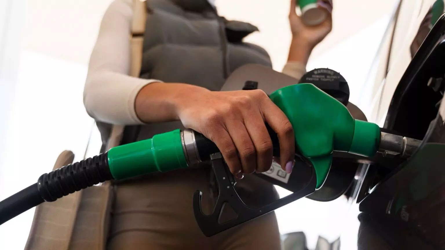 Ainda vale a pena abastecer com gasolina? Entenda o que mudou com a nova composição