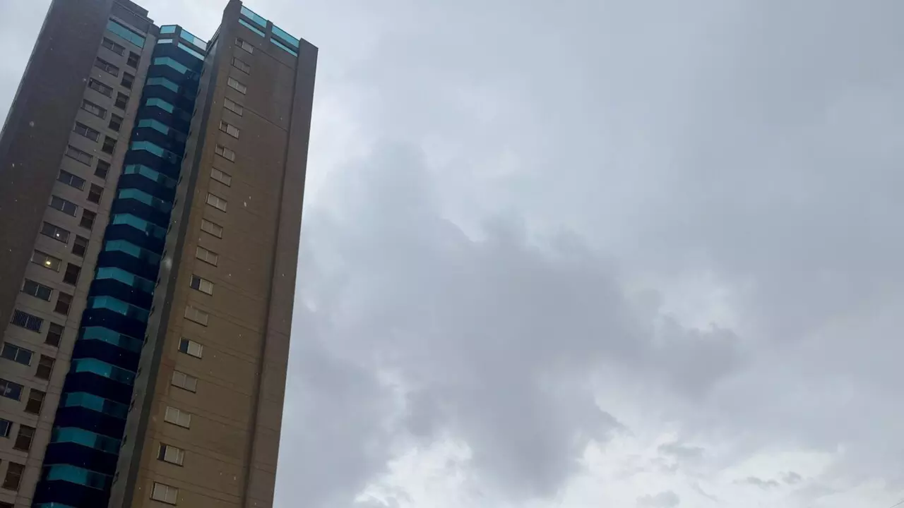 Outubro começa com chuva forte e ventania em Campo Grande