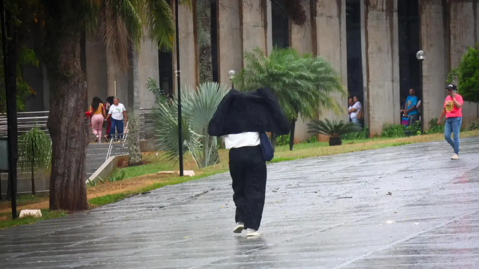 Semana começa com temperaturas amenas e alerta de chuva intensa em cidades de MS