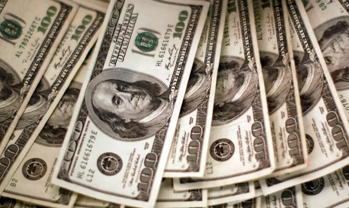 Dólar em queda e Ibovespa renova recordes