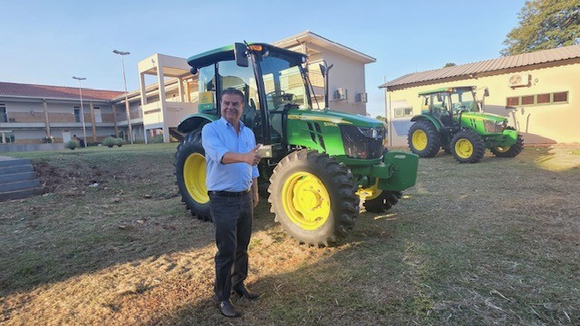 Senador Nelsinho Trad entrega maquinários para 11 prefeitos de MS