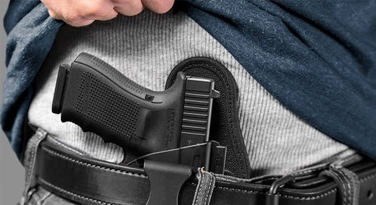 Porte de arma tramita para 10 novas profissões no Brasil e pedido vai ficar mais fácil